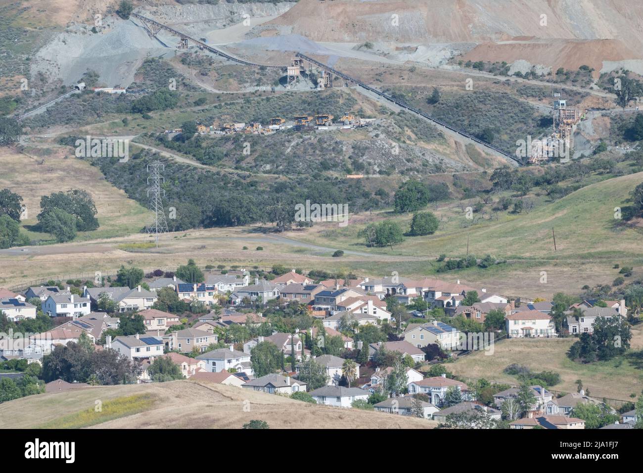 Un quartiere residenziale a est della Baia di San Francisco si accosta sulla collina. Foto Stock