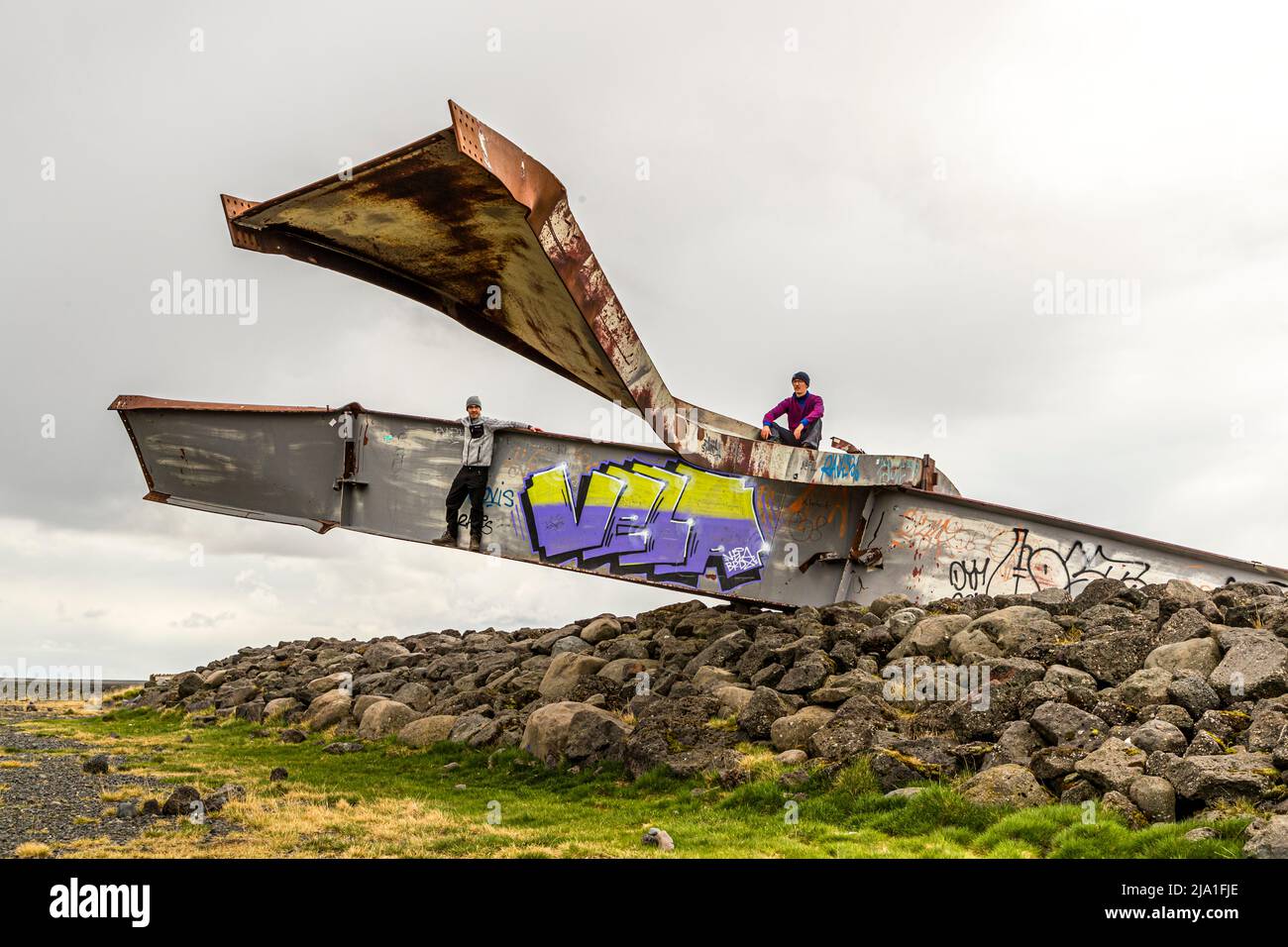 Il monumento al Ponte Skeiðará in Islanda commemora, sotto forma di travi in acciaio ripiegate, il primo ponte che attraversa la pianura alluvionale del ghiacciaio Vatnajökull, distrutto da una corsa glaciale nel 1996 Foto Stock