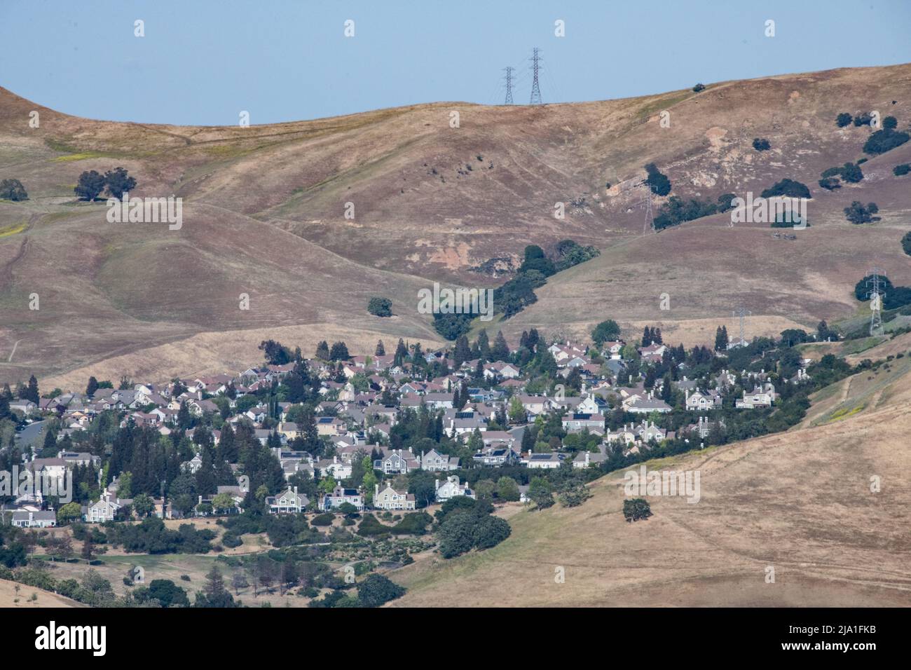 Un quartiere residenziale a est della Baia di San Francisco si accosta sulla collina. Foto Stock
