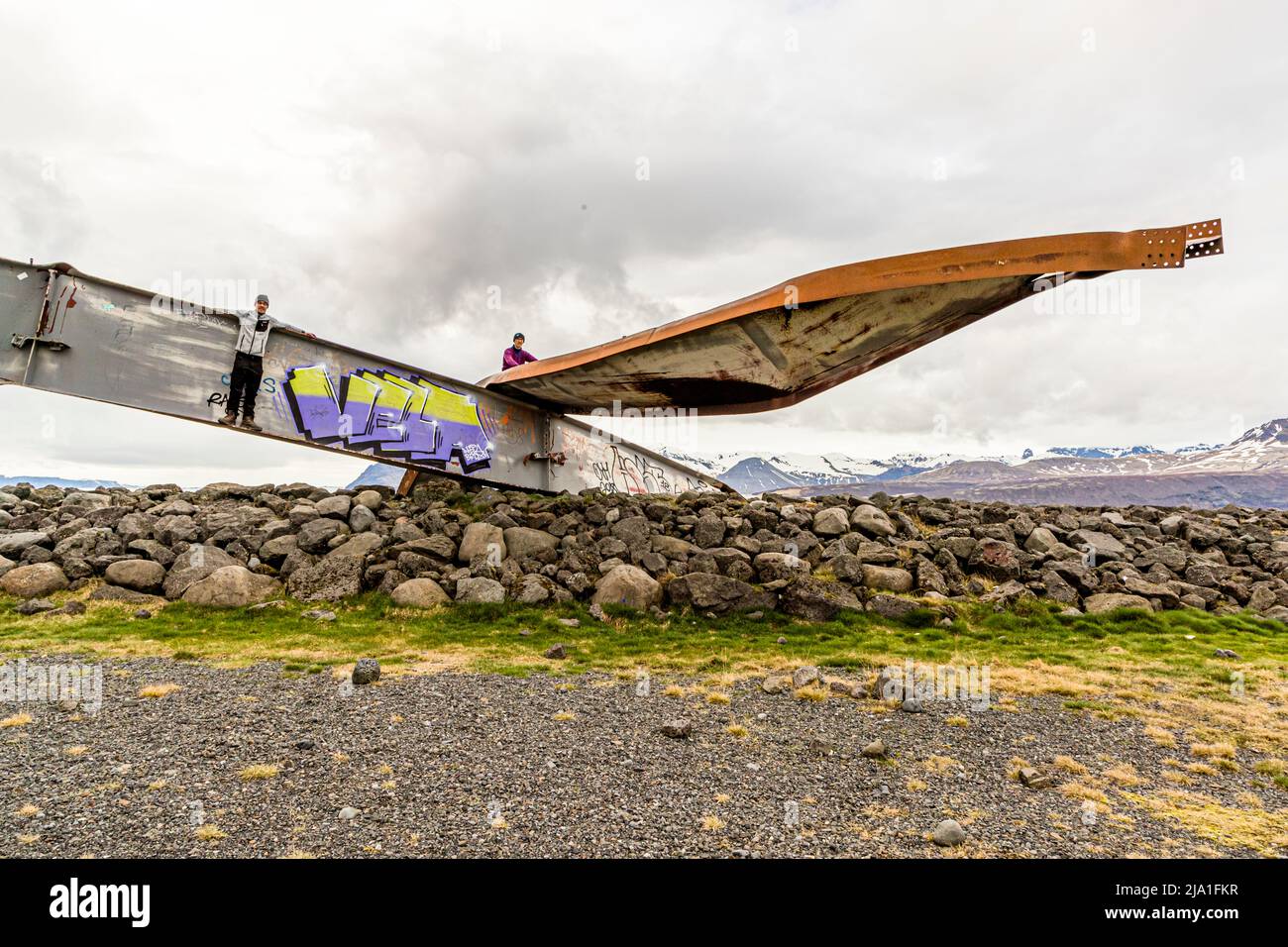 Il monumento al Ponte Skeiðará in Islanda commemora, sotto forma di travi in acciaio ripiegate, il primo ponte che attraversa la pianura alluvionale del ghiacciaio Vatnajökull, distrutto da una corsa glaciale nel 1996 Foto Stock