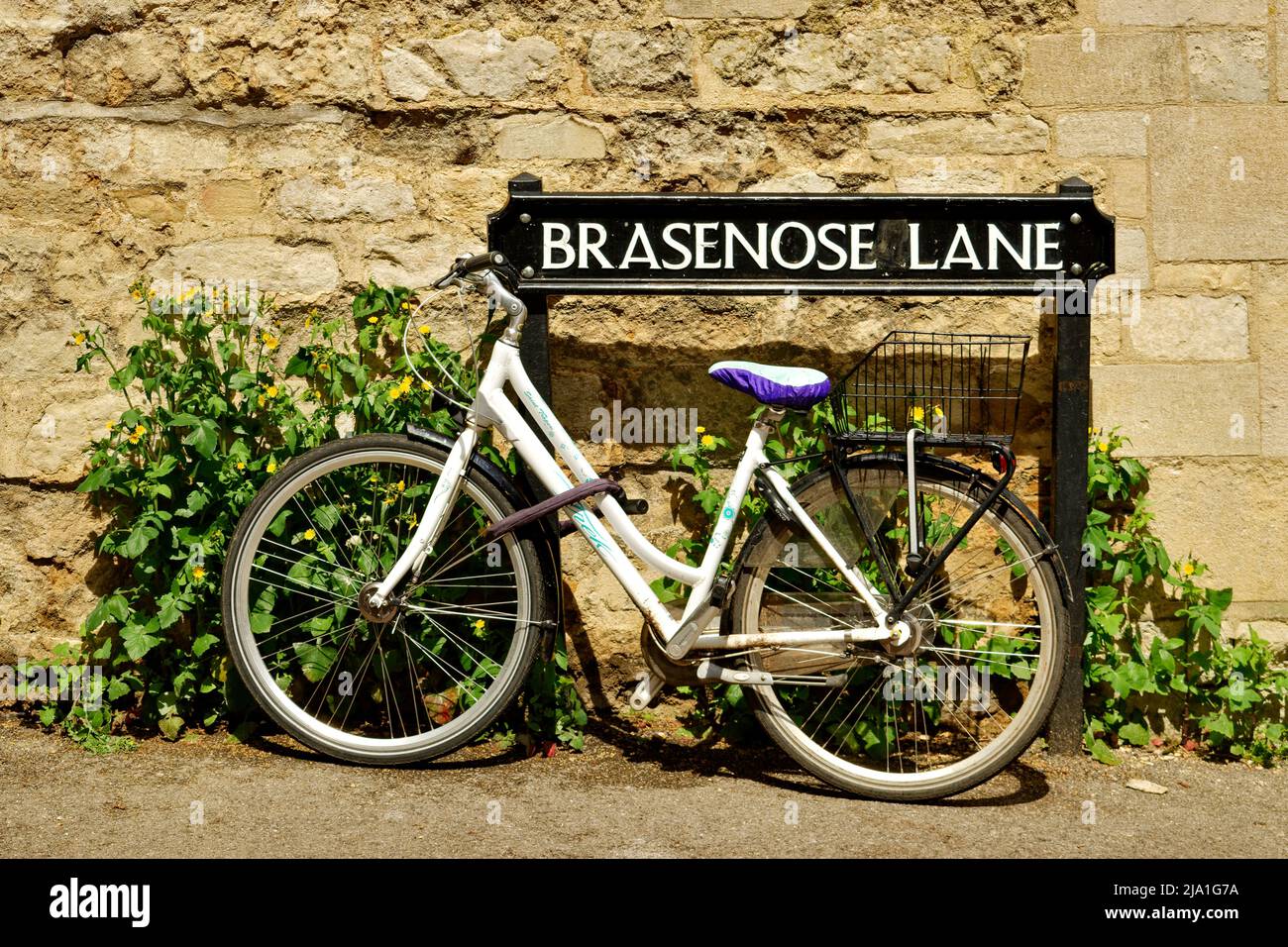 OXFORD CITY ENGLAND BICYCLE E CARTELLO ALL'INGRESSO DELLA CORSIA BRASENOSE Foto Stock