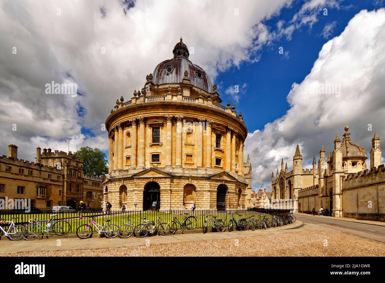 OXFORD CITY ENGLAND RADCLIFFE SQUARE IL RADCLIFFE CAMERA BUILDING CATTE STREET E ALL ANIME COLLEGE Foto Stock