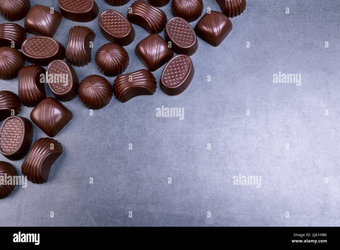 Praline assortite al cioccolato fondente su sfondo nero. Cioccolato amorevole e dolci concetto Foto Stock
