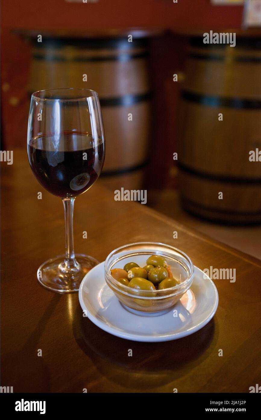 Vino rosso tinto w tapas olive ristorante Cordoba Spain Foto Stock