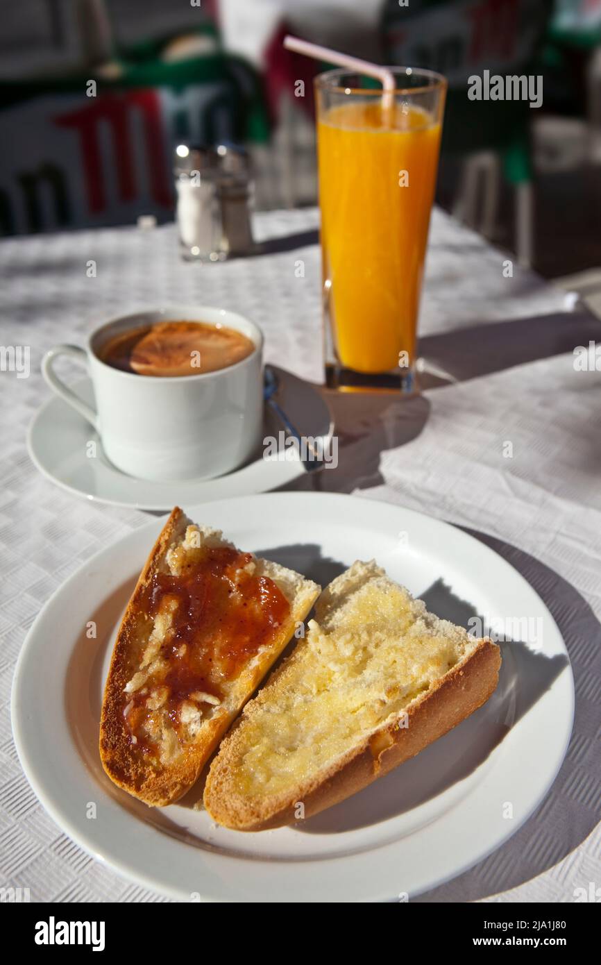 Tipica colazione toast pan tostada juice cafe con leche Salobrena Spain Foto Stock