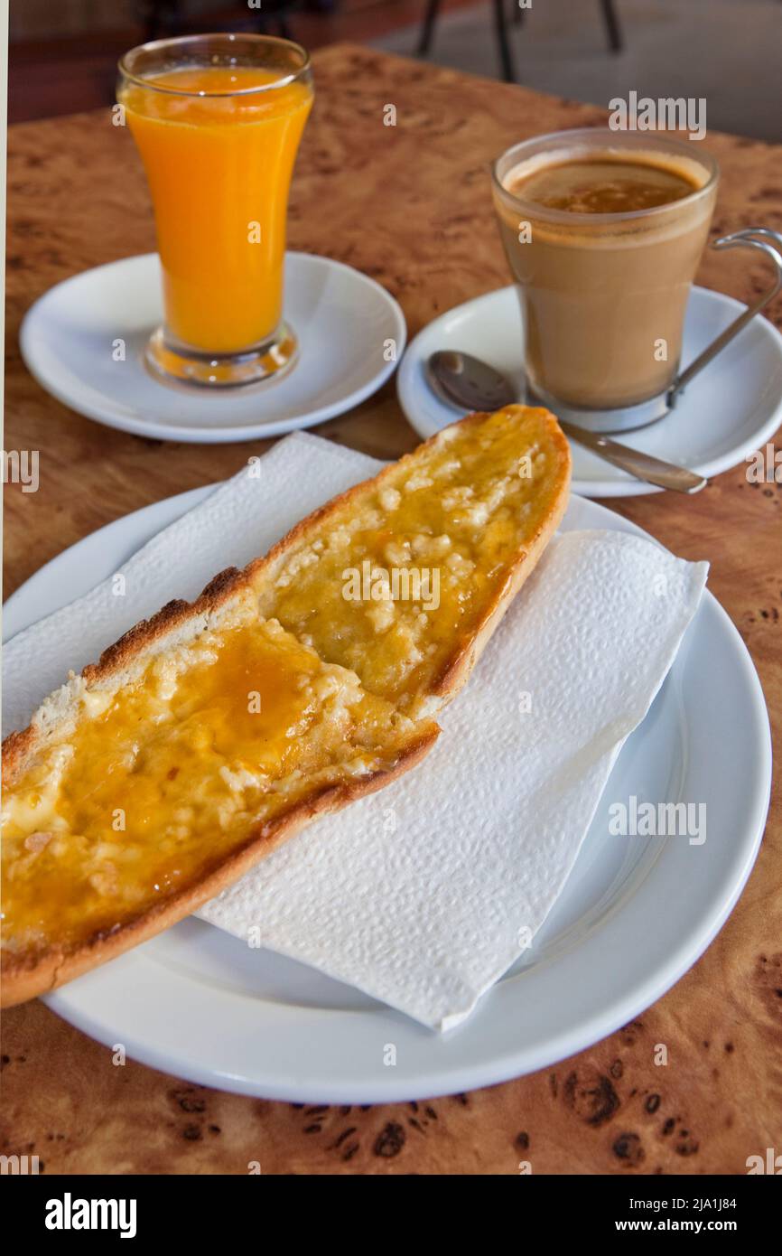 Tipica colazione toast pan tostada juice cafe con leche Salobrena Spain Foto Stock