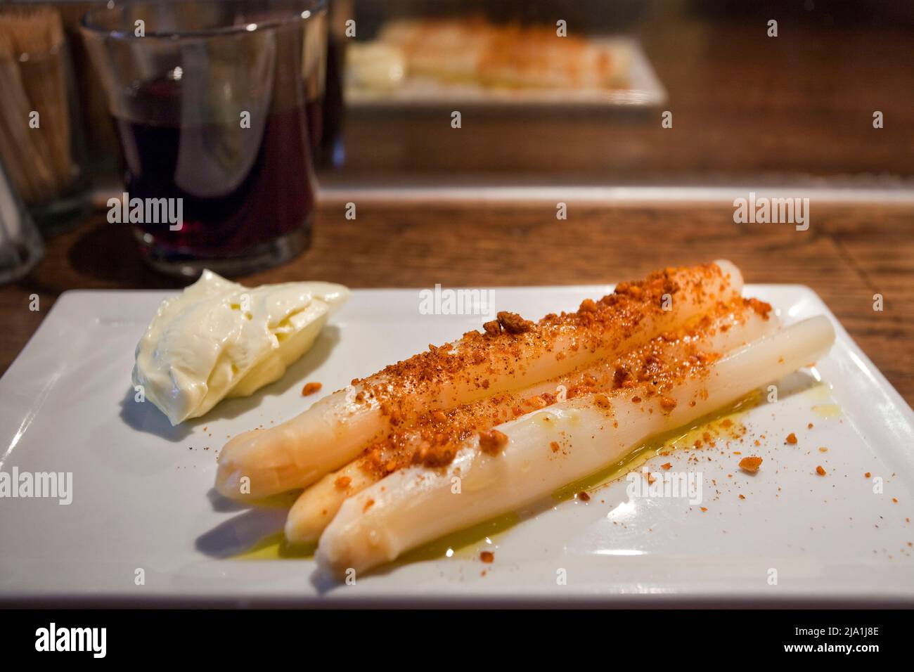 Asparagi bianchi con salsa aioli al tapas bar spagnolo Foto Stock