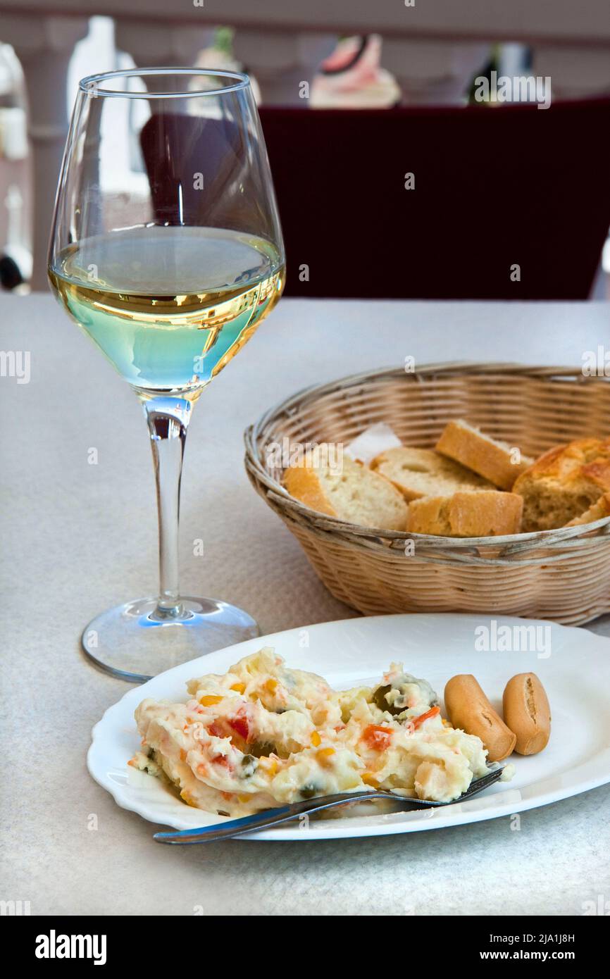 Vino bianco w tapas patata insalata pane ristorante patio Salobrena Spagna Foto Stock