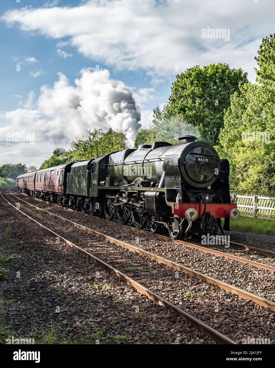 Scozzese Guardsman 46115 che passa attraverso Long Preston il 26th maggio 2022. Tour in treno a vapore della linea Settle & Carlisle per il ritorno a York. Foto Stock