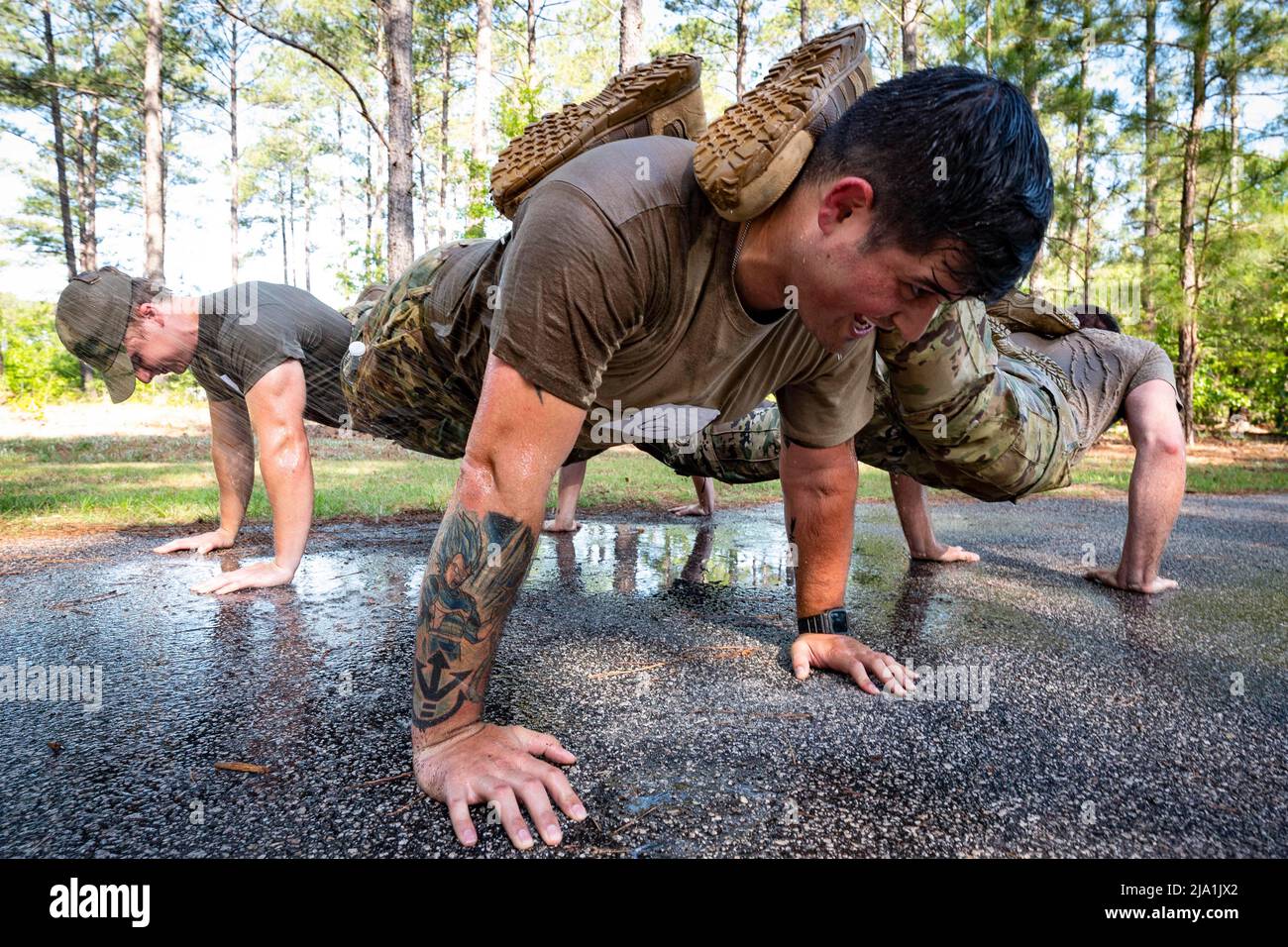 Shaw AFB, Carolina del Sud, Stati Uniti. 17th maggio 2022. Gli airmen assegnati alla 20th Fighter Wing eseguono i push-up di gruppo durante la sfida dei difensori alla base dell'aeronautica di Shaw, Carolina del Sud, 17 maggio 2022. La settimana nazionale della polizia onora gli uomini e le donne nell'applicazione della legge che mettono le loro vite sulla linea ogni giorno per mantenere le Comunità locali sicure. Credit: U.S. Air Force/ZUMA Press Wire Service/ZUMAPRESS.com/Alamy Live News Foto Stock