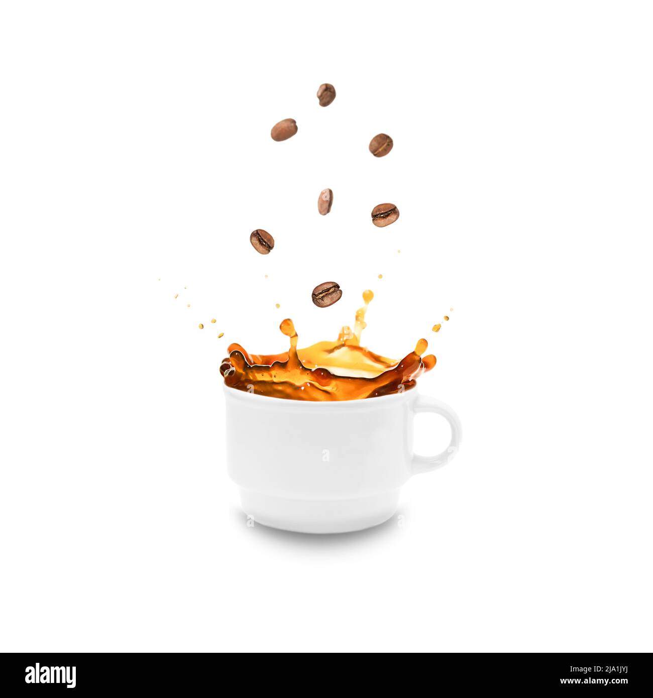 Il caffè viene versato da una tazza con spruzzi e chicchi di caffè su sfondo bianco. Foto Stock