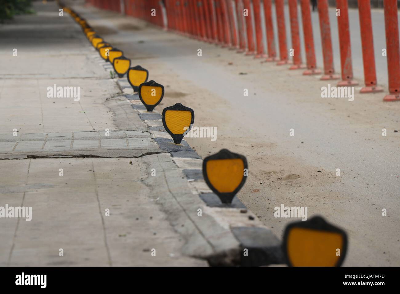 Strada con spazio dedicato per veicoli con riflettori e barriere stradali Foto Stock