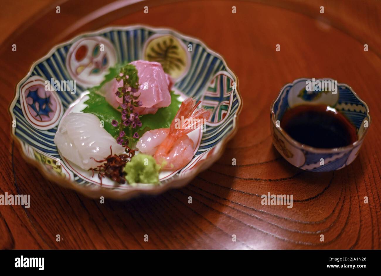 Piatti di pesce giapponesi serviti nel ristorante, in Giappone Foto Stock