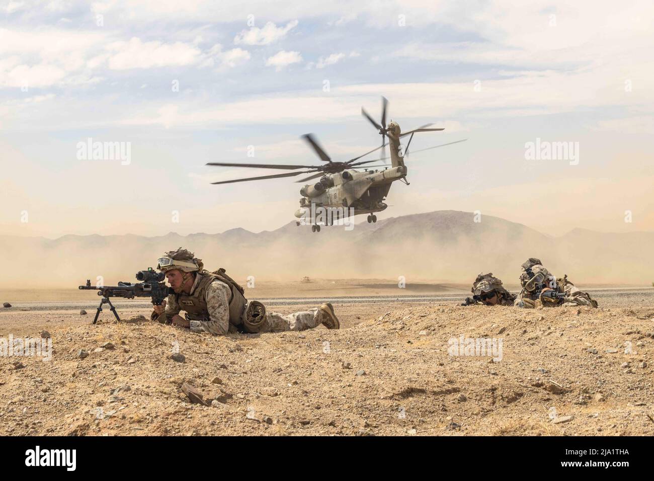 Twentynine Palms, California, Stati Uniti. 25th Apr 2022. Marines USA con Marine Wing Support Squadron 273, Marine Aircraft Group 29, 2nd Marine Aircraft Wing, forniscono sicurezza per una zona di atterraggio durante un evento di addestramento di difesa Forward Arming and Refeling Point (FARP) al Marine Corps Air Ground Combat Center Twentynine Palms, California, 26 aprile 2022. Un FARP svolge una funzione logistica critica che garantisce un rapido accesso alle armi e al carburante. Credit: U.S. Marines/ZUMA Press Wire Service/ZUMAPRESS.com/Alamy Live News Foto Stock