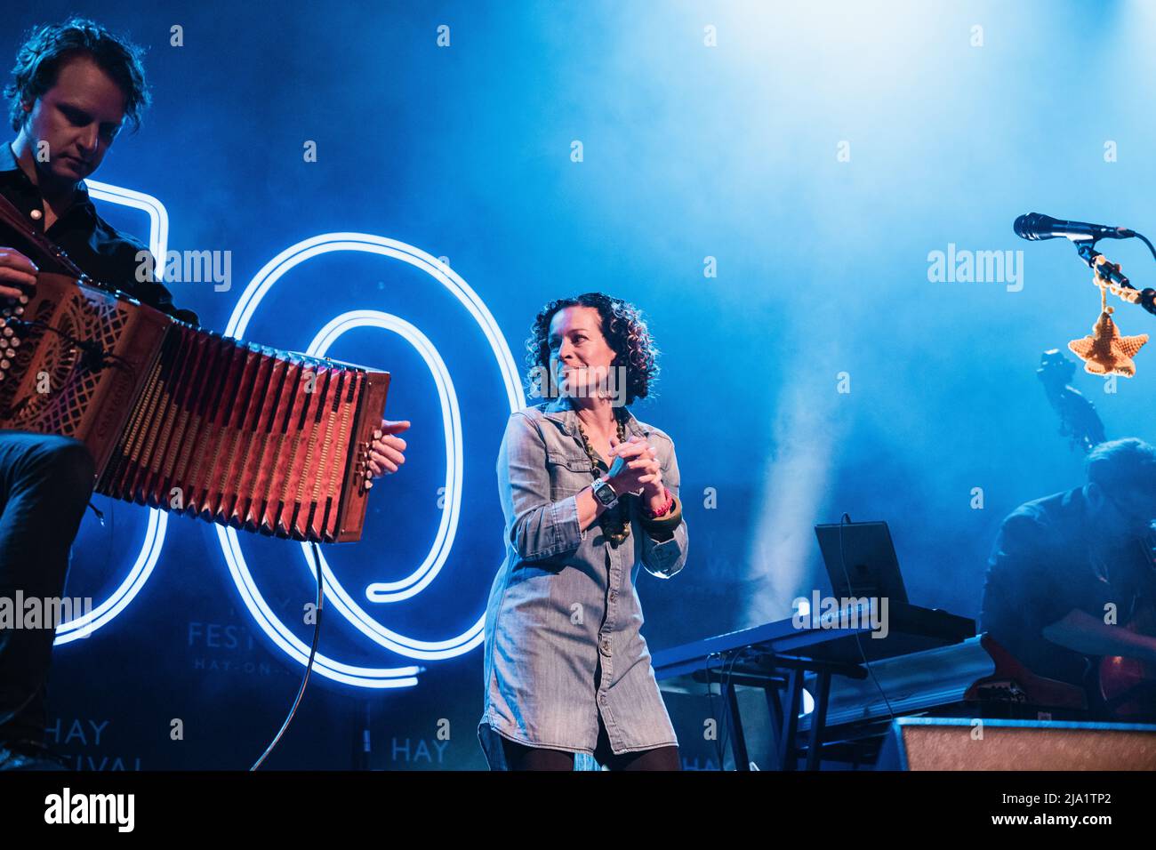 Hay-on-Wye, Galles, Regno Unito. 26th maggio 2022. Kate Rusby, cantante e cantautore folk inglese, suona classici per celebrare i 30 anni in Tour al Festival Hay 2022, Galles. Credit: Sam Hardwick/Alamy. Foto Stock