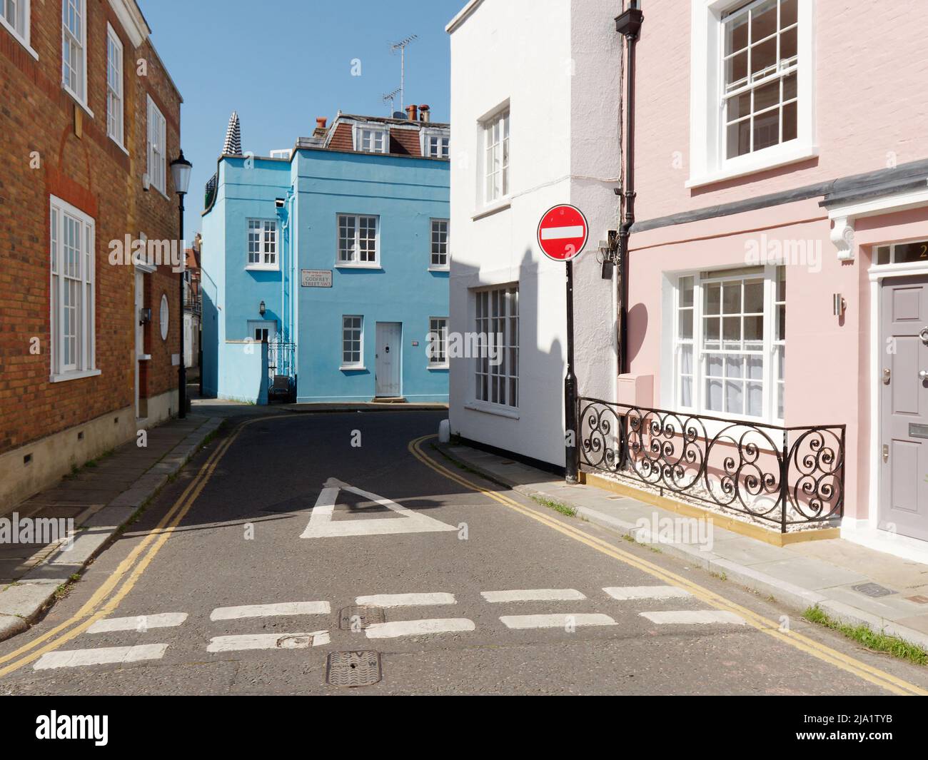 Londra, Greater London, Inghilterra, maggio 14 2022: Strada colorata appena fuori dalla Kings Road a Chelsea con un cartello stradale senza ingresso. Foto Stock