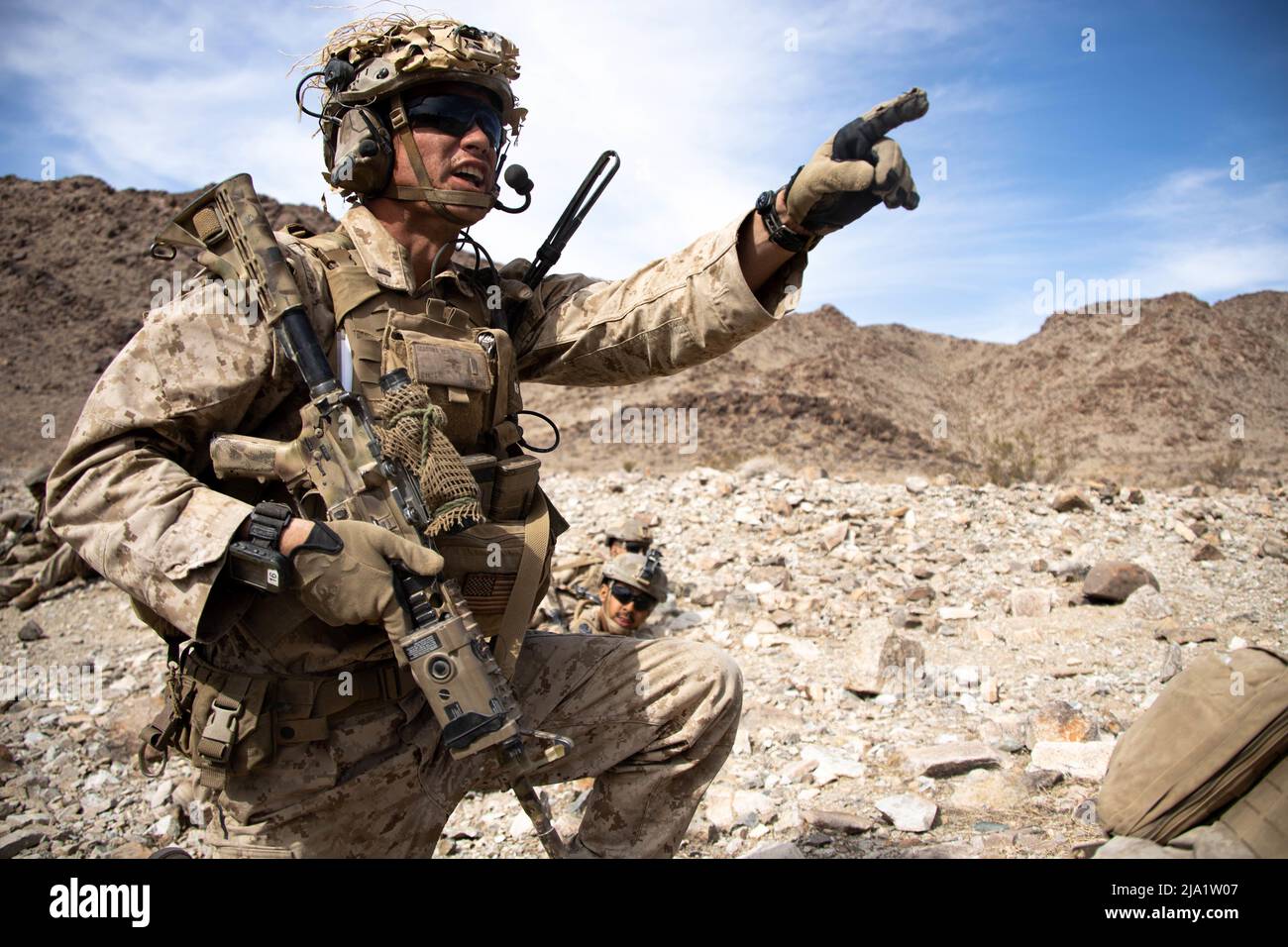 10 aprile 2022 - Marine Corps Air Ground Combat C, California, USA - U.S. Marine Corps 2nd Lt. William Mathis, un ufficiale di fanteria con India Company, 3D Battaglione, 1st Marine Regiment, 1st Marine Division, Trasmette un comando mentre conduce la gamma 400 come parte di Integrated Training Exercise (ITX) 3-22 al Marine Corps Air Ground Combat Center Twentynine Palms, California, 10 aprile 2022. ITX è un'evoluzione di training che dura un mese e che comprende diverse gamme per perfezionare la manovra combinata delle armi in operazioni di combattimento offensive e difensive. (Credit Image: © U.S. Marine/ZUMA Press Wire Service/ZUMAPRESS.c Foto Stock