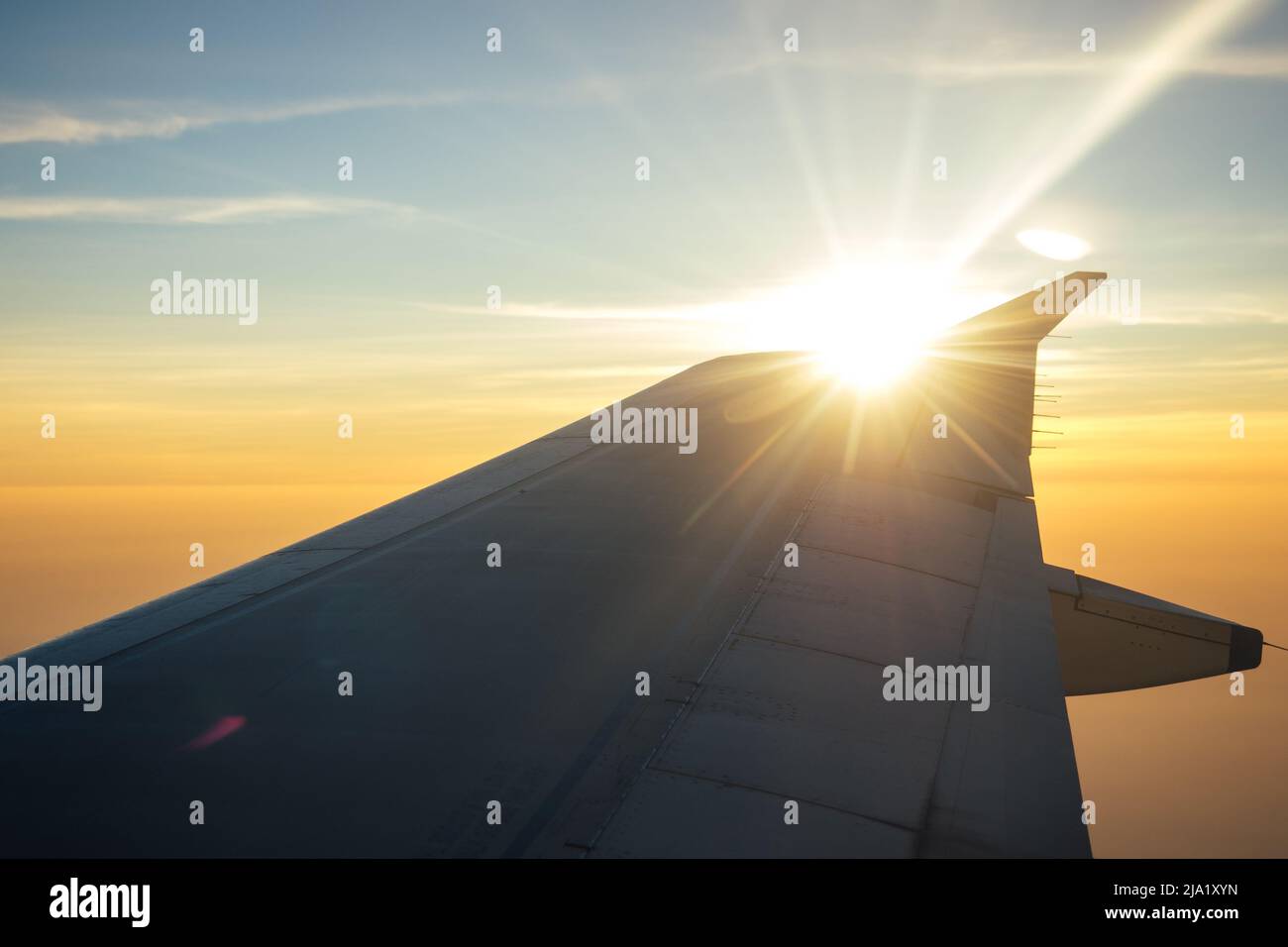 ala di un aeroplano sullo sfondo del tramonto (alba) Foto Stock