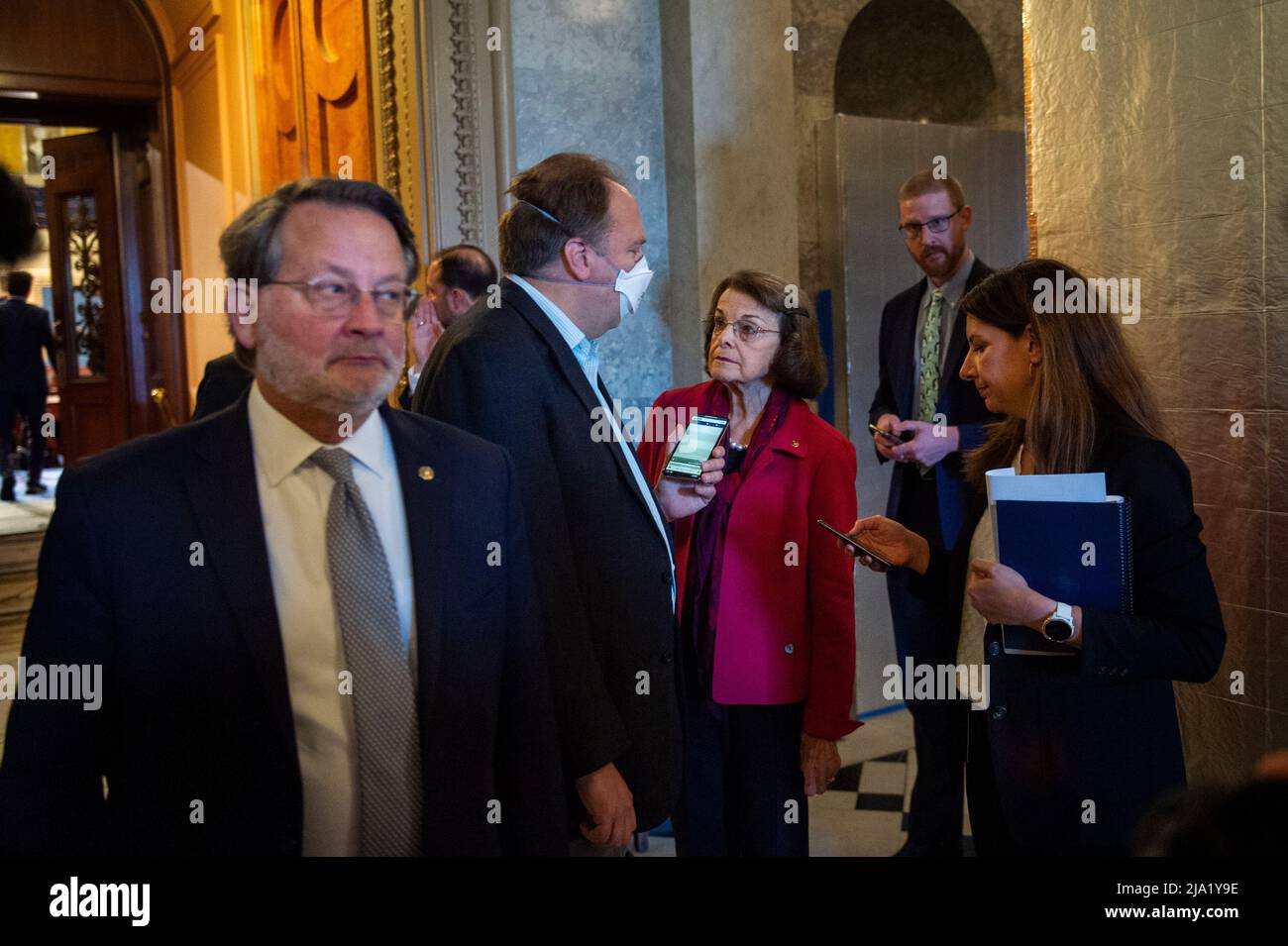 Washington, Stati Uniti d'America. 26th maggio 2022. Il senatore degli Stati Uniti Gary Peters (democratico del Michigan), a sinistra, e il senatore degli Stati Uniti Dianne Feinstein (democratico della California), a destra, parlano con giornalisti fuori dalla Camera del Senato durante un voto al Campidoglio degli Stati Uniti a Washington, DC, giovedì 26 maggio 2022. Credit: Rod Lammey/CNP/Sipa USA Credit: Sipa USA/Alamy Live News Foto Stock