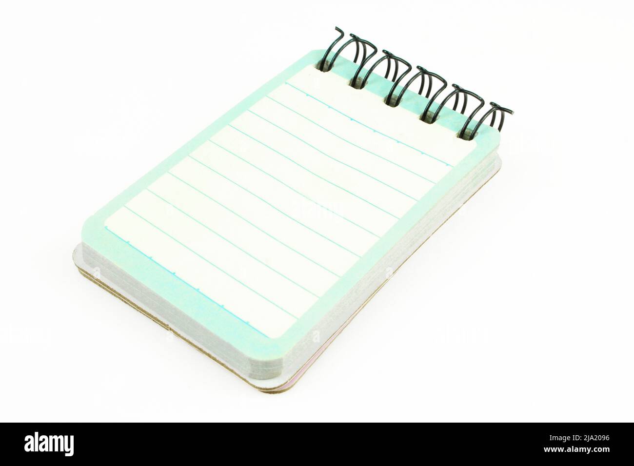 Blocco note con linee verticali isolate su sfondo bianco. Carta nota a righe vuota Foto Stock
