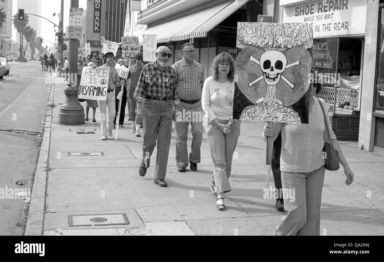 Anit protesta della proliferazione nucleare marcia su Wilshire Boulevard a Los Angeles, CA, 1982 Foto Stock