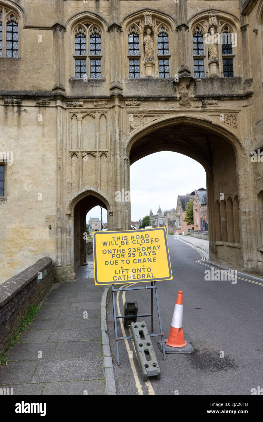 Maggio 2022 - strada chiusa segno per 25 giorni per una gru ascensore sulla cattedrale Wells, Somerset, Inghilterra, Regno Unito Foto Stock