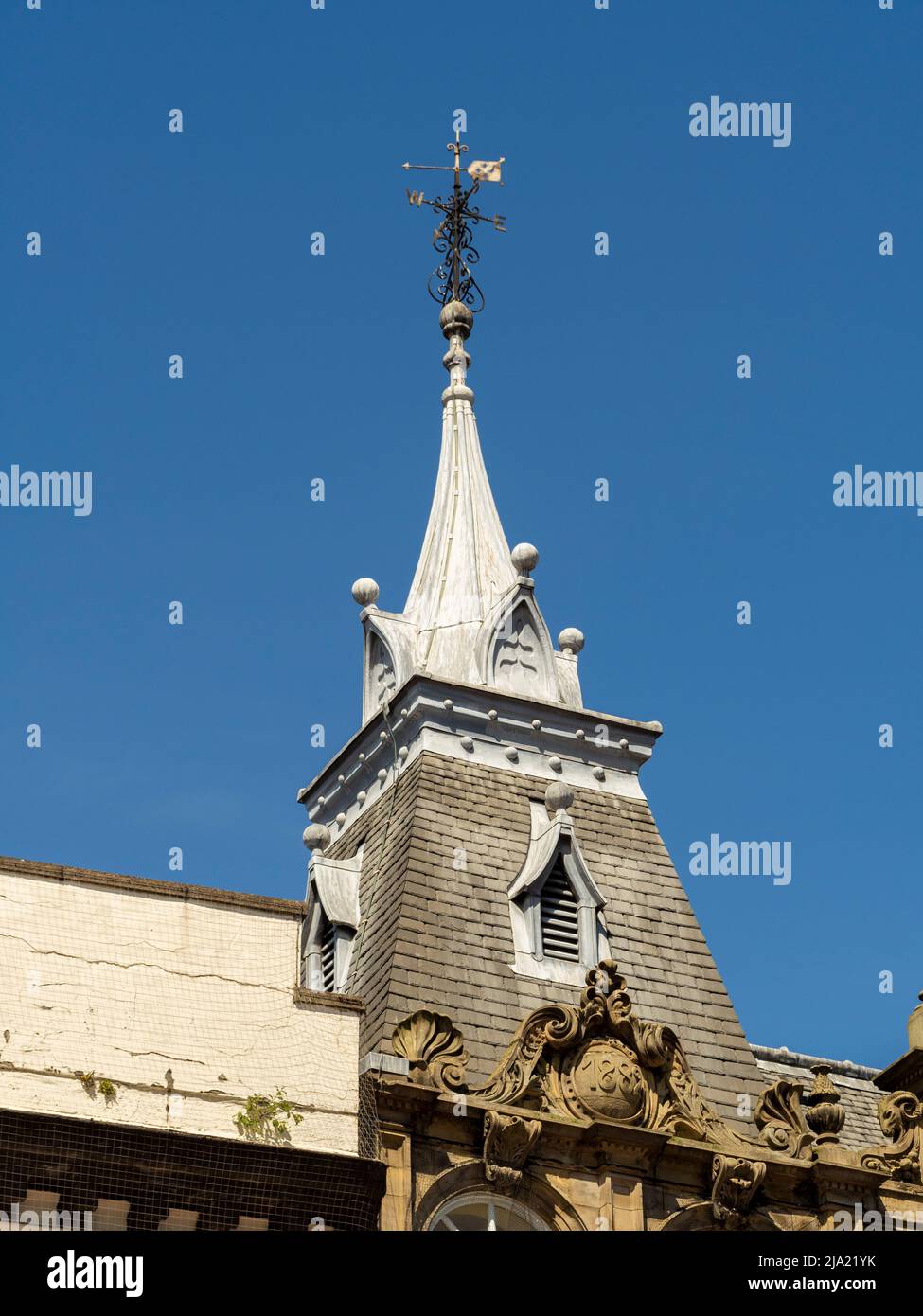 Guglia ornata del tetto di Waverley Chambers dal famoso architetto Huddersfield, WH Crossland. Huddersfield. West Yorkshire. REGNO UNITO. Foto Stock