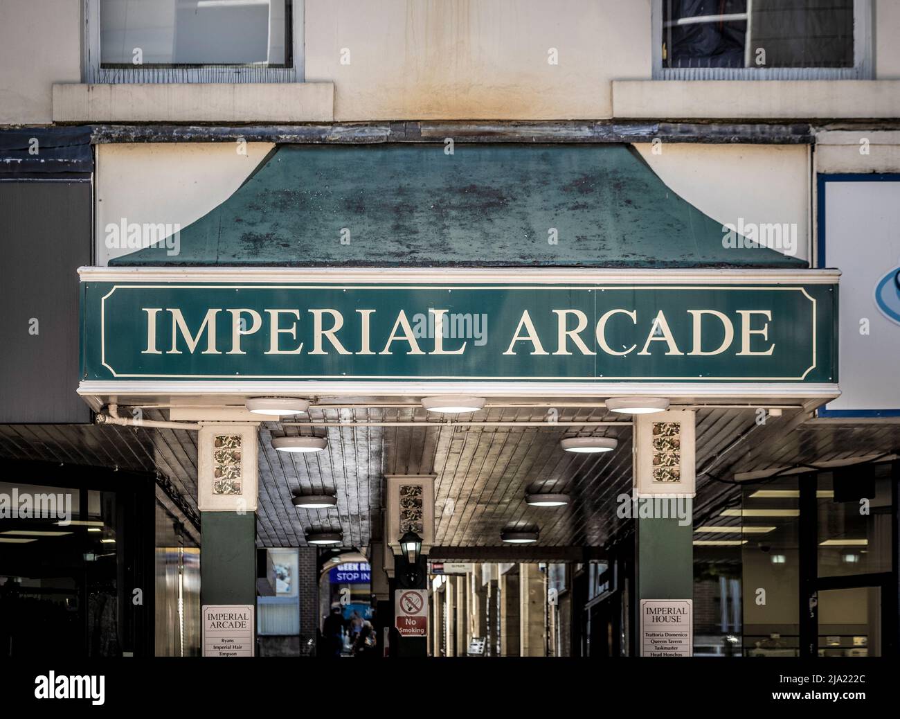 L'ingresso esterno del baldacchino Imperial Arcade, un centro commerciale vittoriano a Huddersfield. West Yorkshire, Regno Unito. Foto Stock