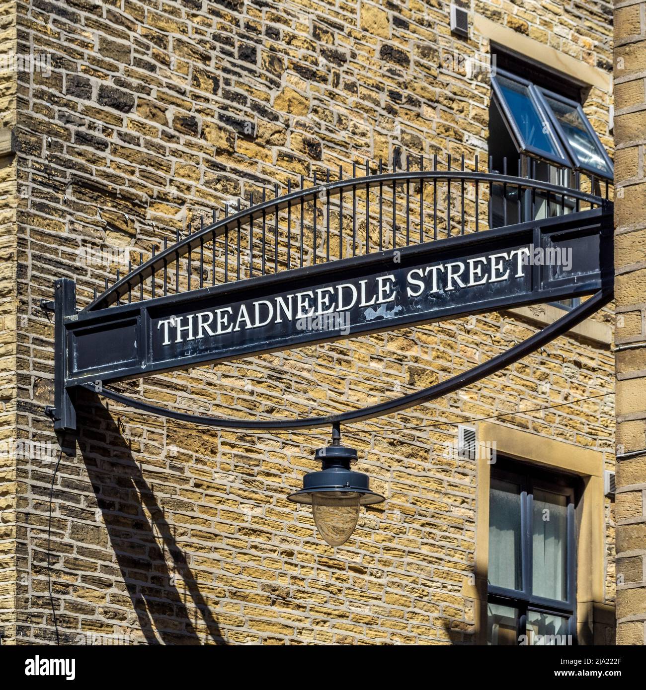 Cartello in metallo che attraversa l'ingresso di Threadneedle Street, Huddersfield. West Yorkshire. REGNO UNITO Foto Stock