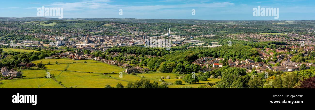 Vista aerea panoramica della città di Huddersfield vista da Castle Hill. West Yorkshire. REGNO UNITO Foto Stock