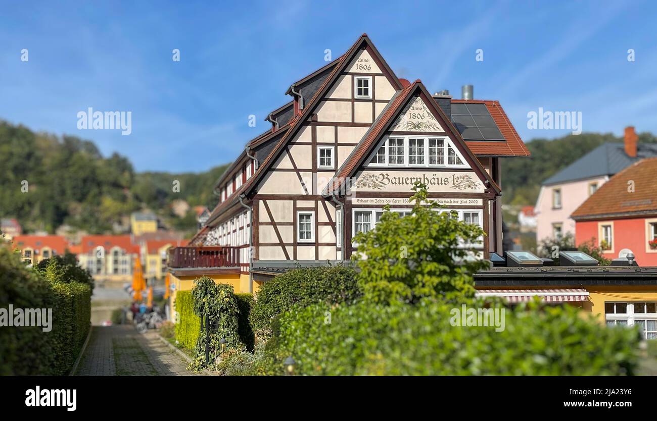 Foto del ristorante Bauernhaeusel, casa a graticcio, sull'Elba, sulla città di Wehlen, sulla Svizzera sassone, Sassonia, Germania Foto Stock