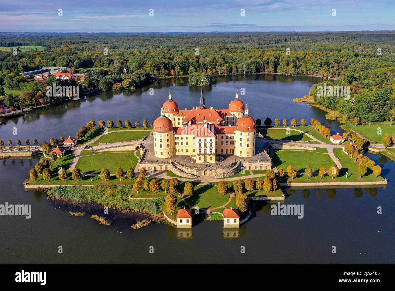 Colpo di drone, foto drone, strada di accesso sopra il laghetto del castello fino al rifugio di caccia, Barocco Castello di Moritzburg con vista sui boschi e il giardino Foto Stock