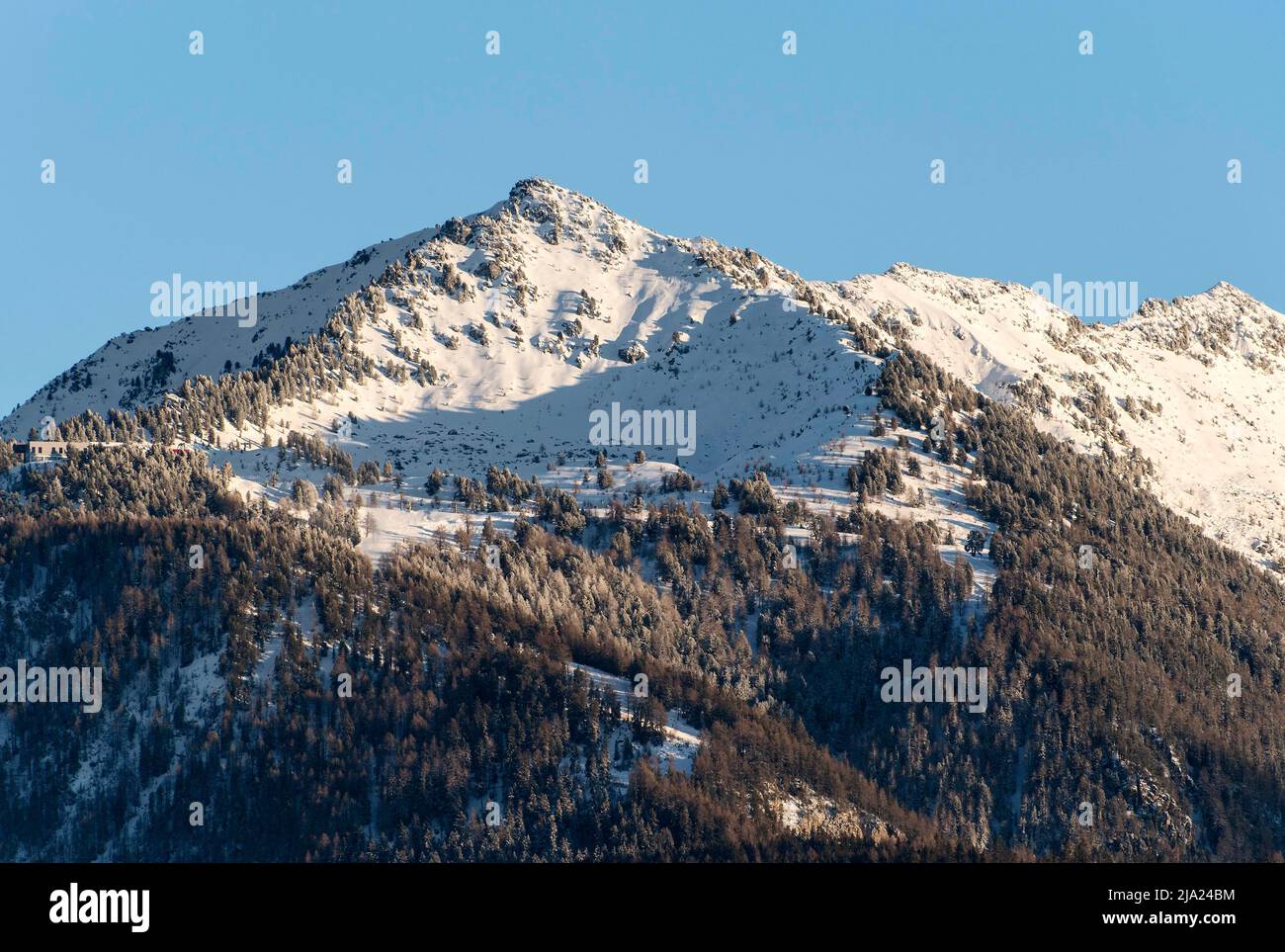 Lato nord della piramide innevata Dent de Nendaz, Nendaz, Alpi Vallesi, Vallese, Svizzera Foto Stock