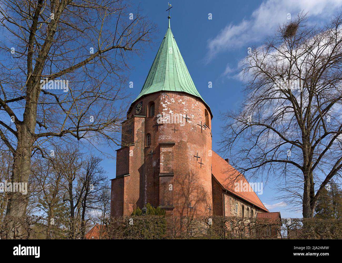 Torre rotonda della Chiesa di San Giovanni, citata intorno al 1300, Salzhausen, Nidersachsen, Germania Foto Stock