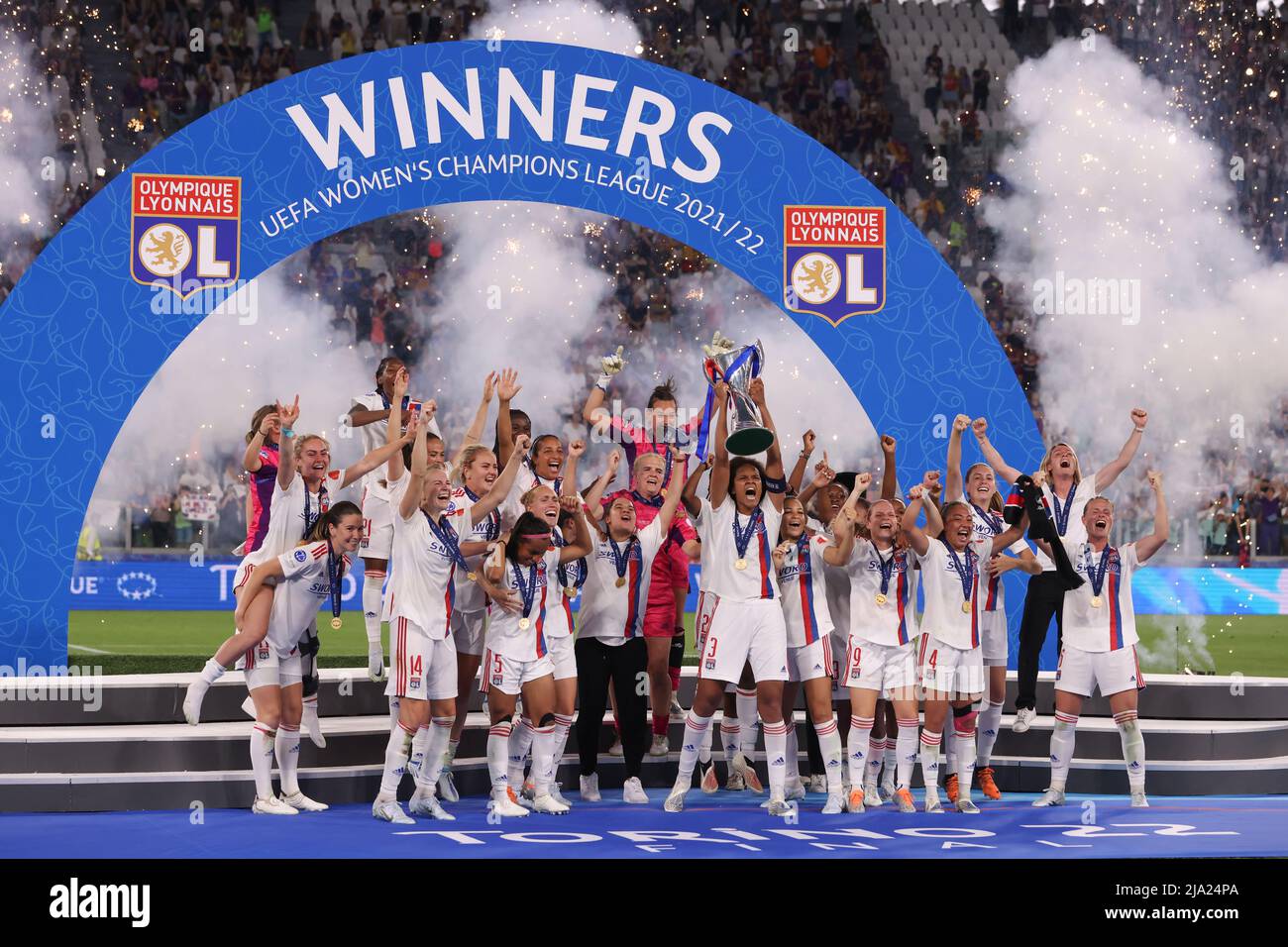 Torino, 21st maggio 2022. Olympique Lyonnais festeggia con il trofeo dopo la vittoria del 3-1 nella partita UEFA Womens Champions League allo Juventus Stadium di Torino. Il credito d'immagine dovrebbe essere: Jonathan Moscrop / Sportimage Foto Stock