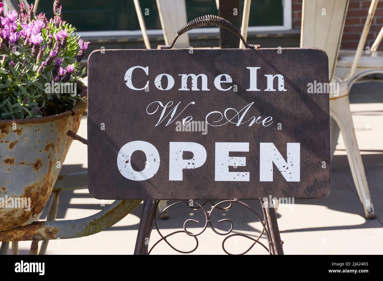 Accedi di fronte al ristorante con il testo come in Siamo aperti. Segno di colore scuro con lettere bianche. Concetto di ospitalità. Foto Stock