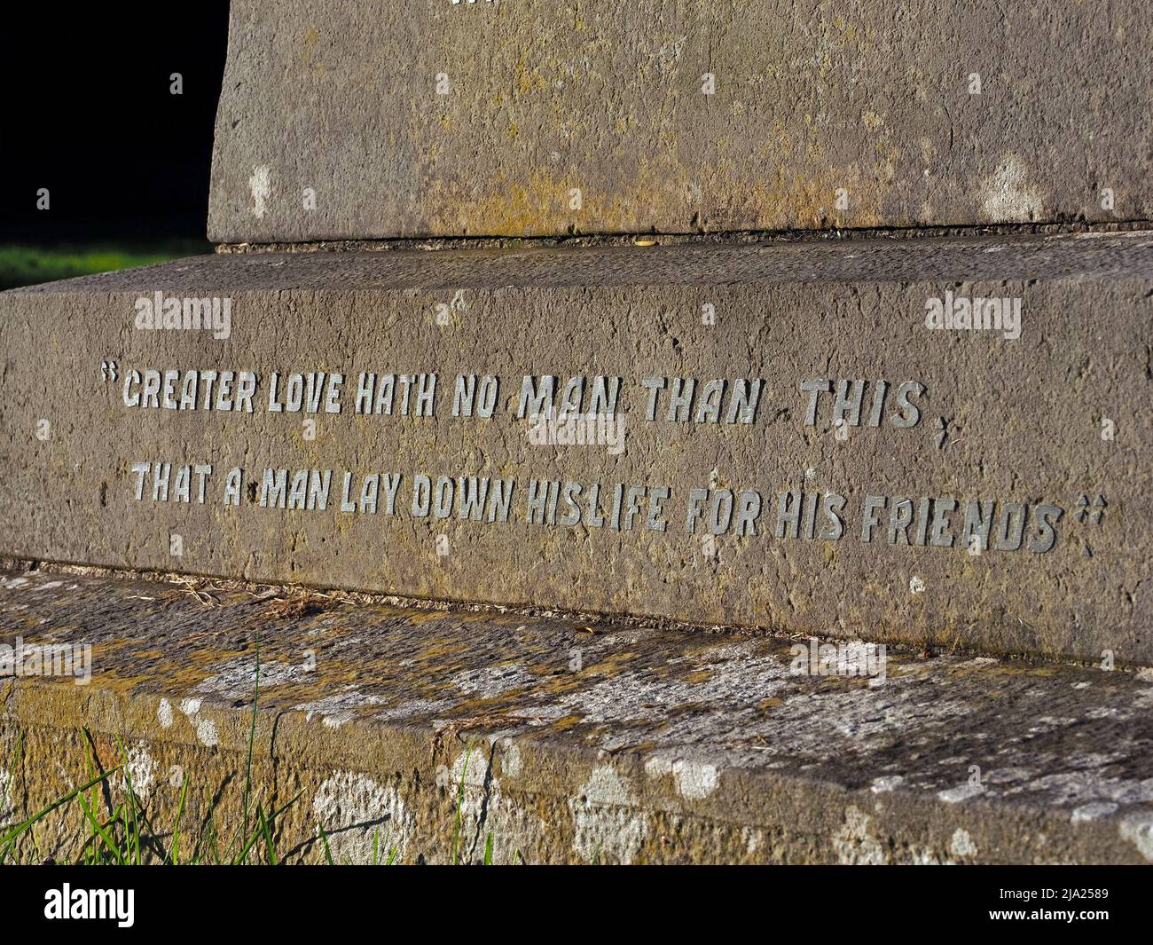 L'iscrizione 'l'amore più grande non ha uomo di questo, che un uomo deporre la sua vita per i suoi amici' sul cenotafio nel cimitero di Cumbria, Inghilterra, Regno Unito Foto Stock