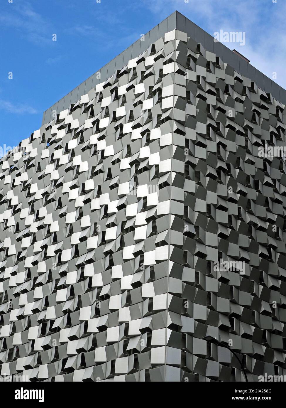 Angolo angolare della facciata angolare monocromatica modernista geometrica dell'edificio del centro città contro il cielo blu a Sheffield, Yorkshire, Inghilterra, Regno Unito Foto Stock