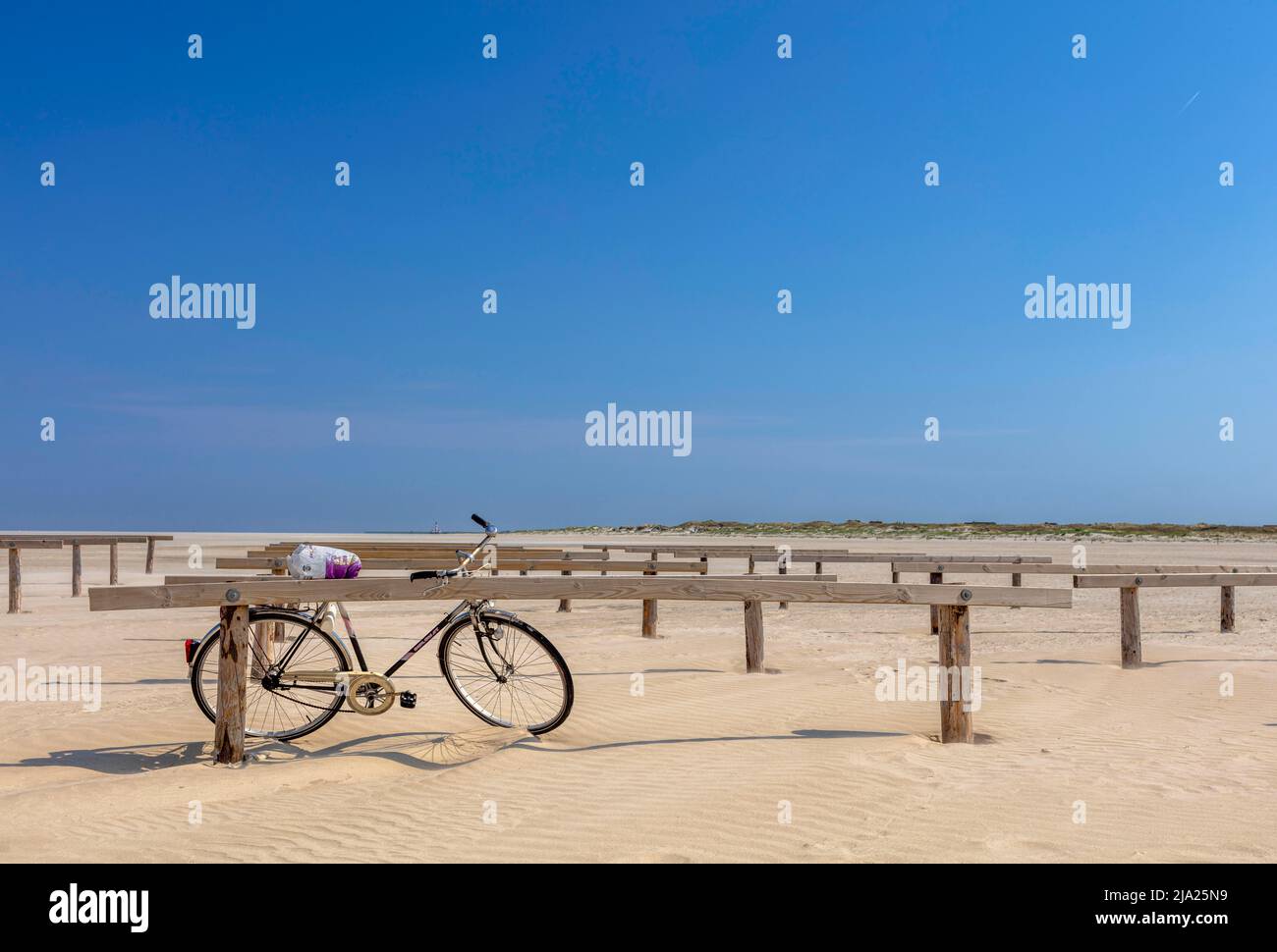 Spiaggia con tavole di legno e guardia casa, Sankt Peter-Ording, Nordfriesland, Schleswig-Holstein, Germania Foto Stock