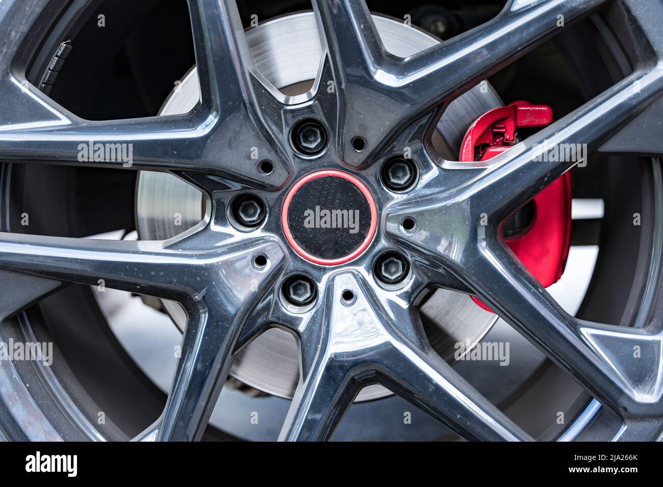 pinze dei freni rosse di un'auto potente, disco del freno Foto stock - Alamy