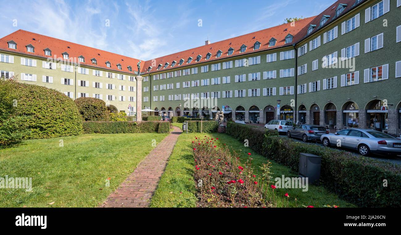 Cortile interno con parco ed edifici residenziali verdi, Borstei, tenuta residenziale protetta dal patrimonio, quartiere Moosach, Monaco, Baviera, Germania Foto Stock