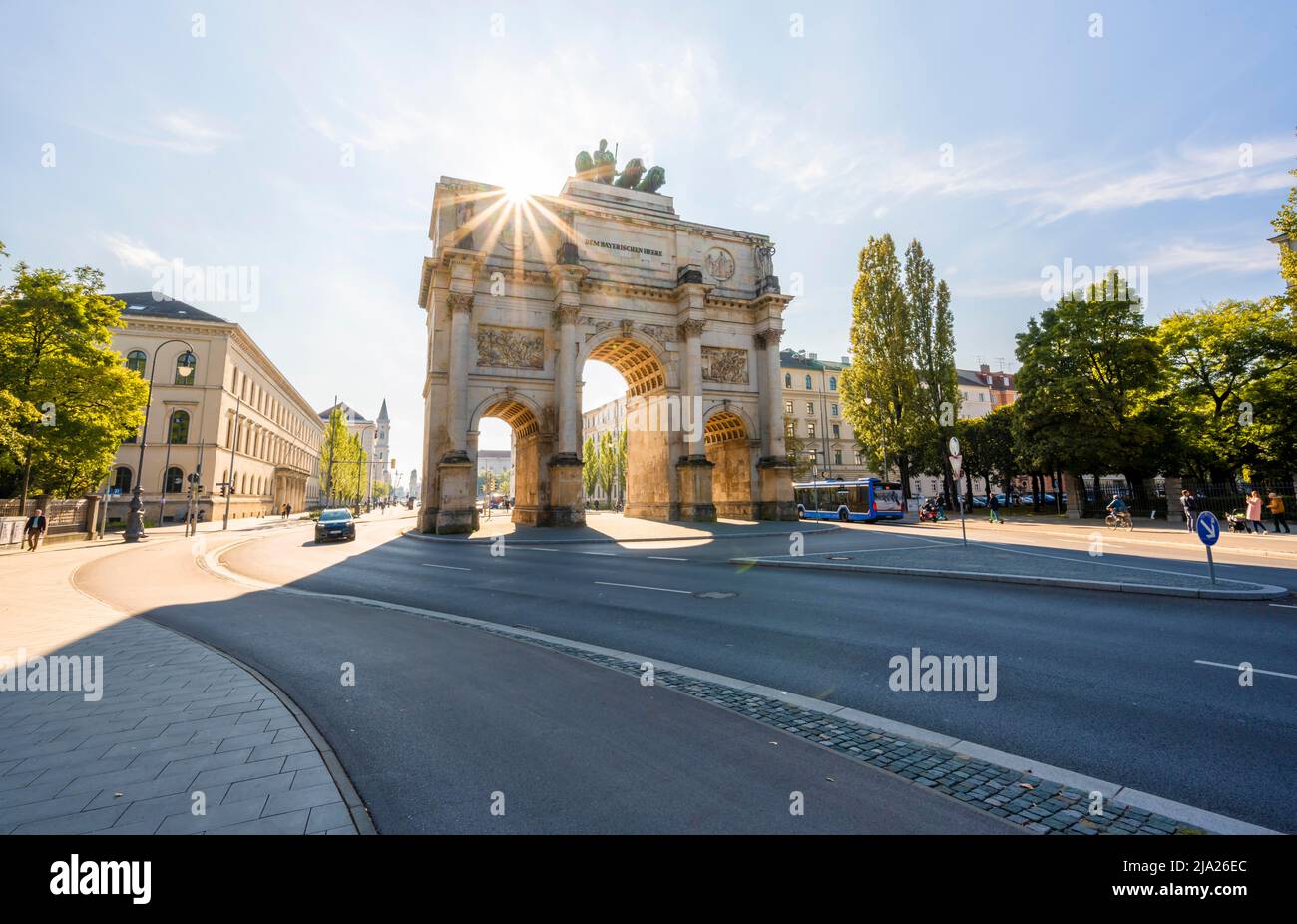 Sun Star, Siegestor e Leopoldstrasse, architettura neoclassica, Baviera, Monaco di Baviera, Baviera, Germania Foto Stock