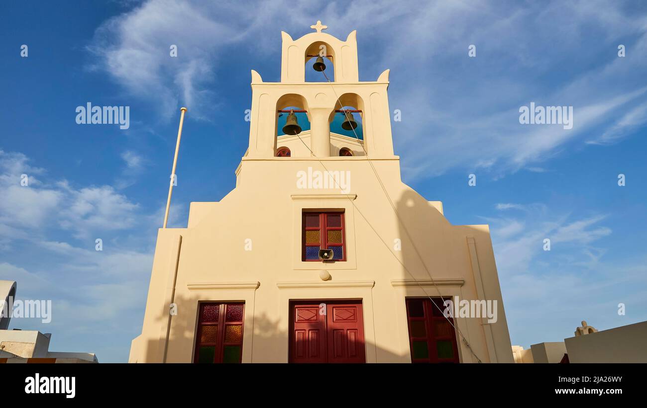 Luce della sera, facciata, chiesa, campanile, cielo blu, Nuvole bianche, Oia, Santorini Island, Cicladi, Grecia Foto Stock