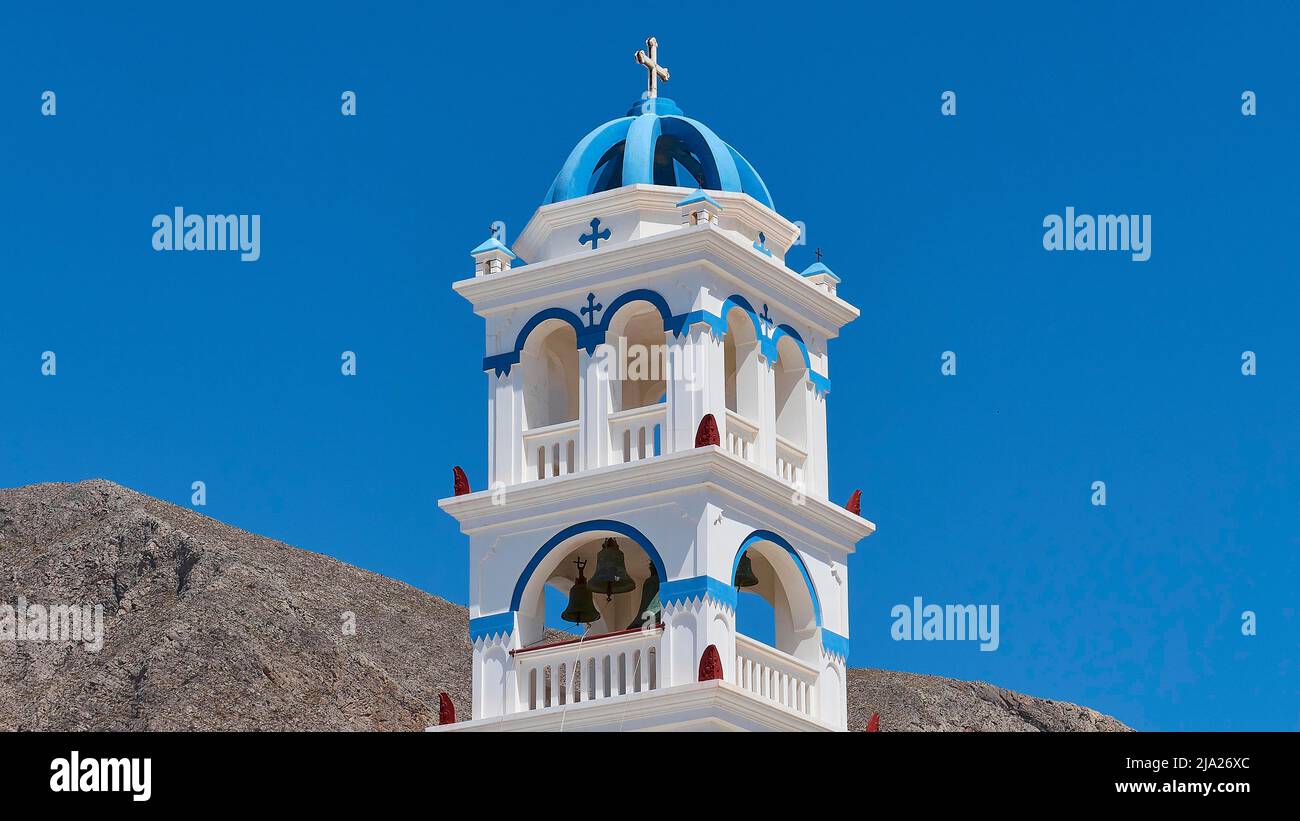Campanile blu e bianco, chiesa, cielo blu senza nuvole, Perissa, Isola di Santorini, CICLADI, Grecia Foto Stock