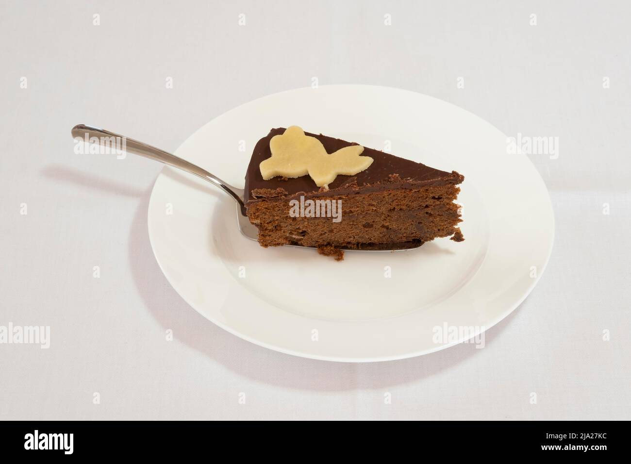 Un pezzo di torta al cioccolato con un server di torta su un piatto di torta, torta di Pasqua Foto Stock