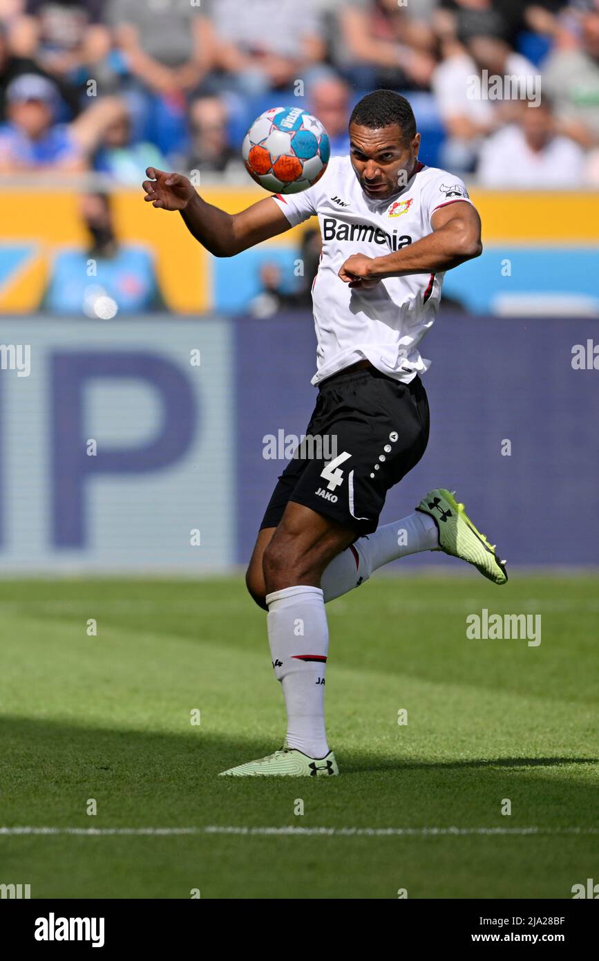 Jonathan Tah Bayer 04 Leverkusen sulla palla, PreZero Arena, Sinsheim, Baden-Wuerttemberg, Germania Foto Stock