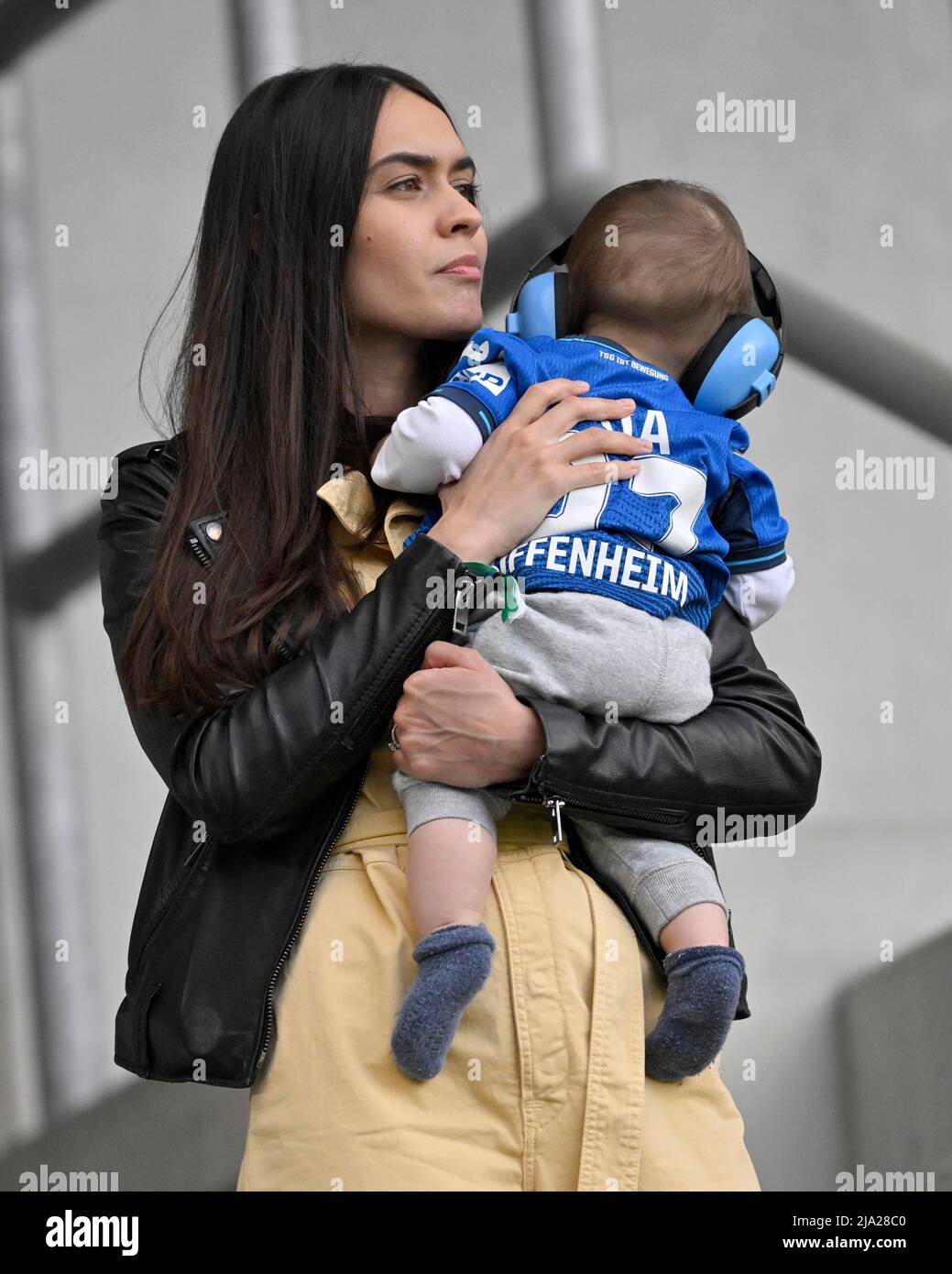 Mija Curkovic, donna, giocatore di Andrej Kramaric TSG 1899 Hoffenheim con bambino in piedi, cuffie, PreZero Arena, Sinsheim Foto Stock