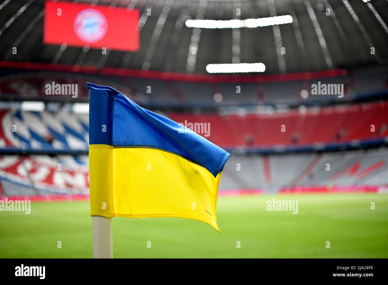 Bandiera d'angolo in colori nazionali ucraini come segno contro la guerra Russia contro Ucraina, Allianz Arena, Monaco, Baviera, Germania Foto Stock