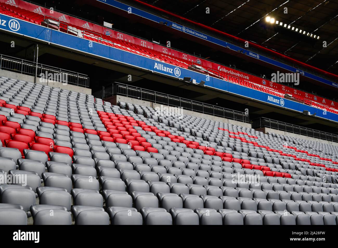 Posti a sedere a tribuna vuoti, Allianz Arena, Monaco, Baviera, Germania Foto Stock
