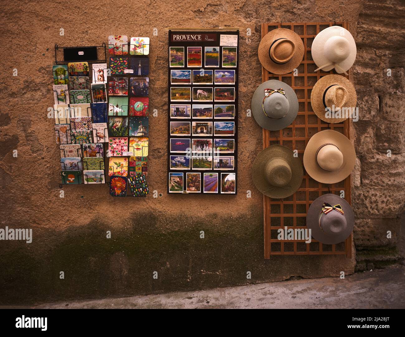 Negozio di souvenir con cartoline e cappelli da sole, villaggio di montagna di Gordes, Vaucluse, Provenza-Alpi-Costa Azzurra, Francia Foto Stock